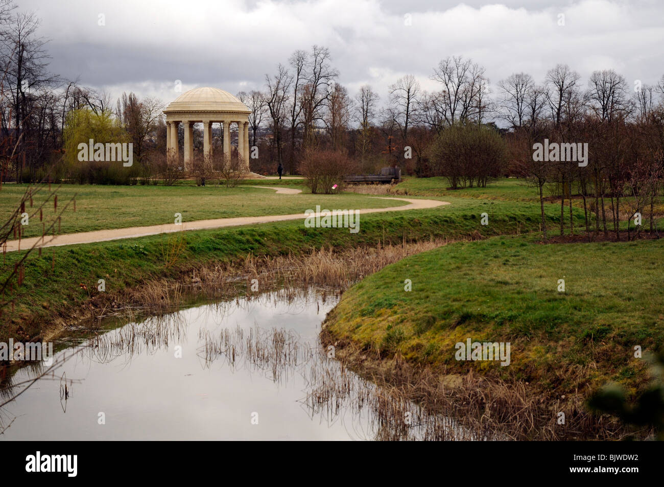 Il Giardino Inglese e il Tempio di amore nella Petit Tianon, Palazzo di Versailles, Parigi, Francia Foto Stock