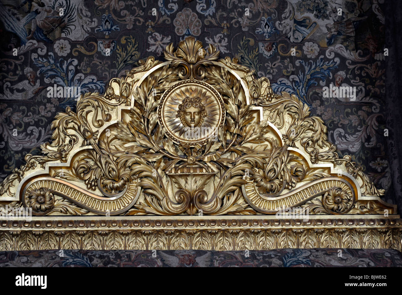 Scrofetta/gold testiera del letto nel salone di mercurio (Drawing Room), il re di Appartamenti di Versailles. Immagine del Re Sole in centro. Foto Stock