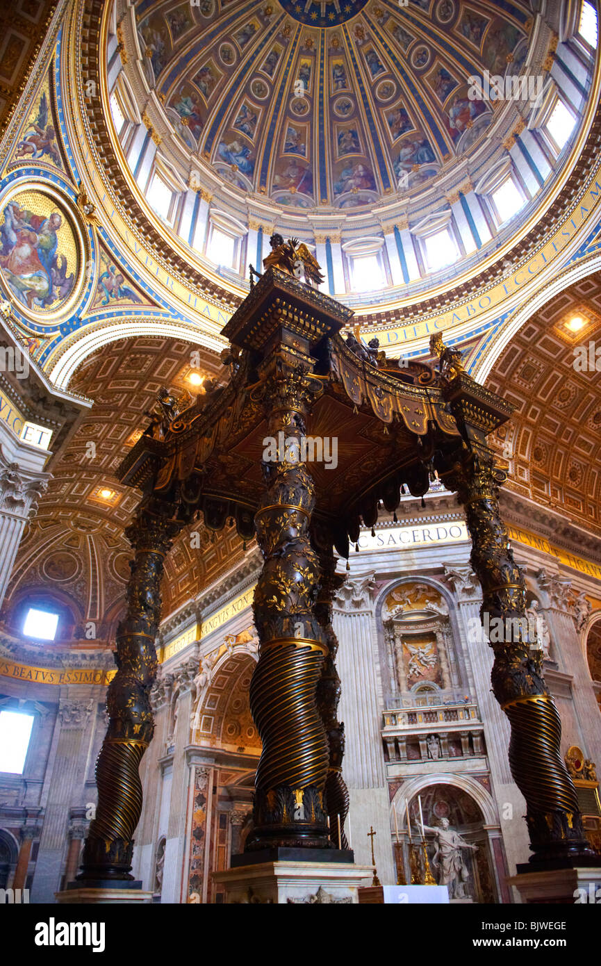 Tettoia barocca () baldacchino del Bernini e la cupola di San Pietro da Michelangelo , il Vaticano, Roma Foto Stock