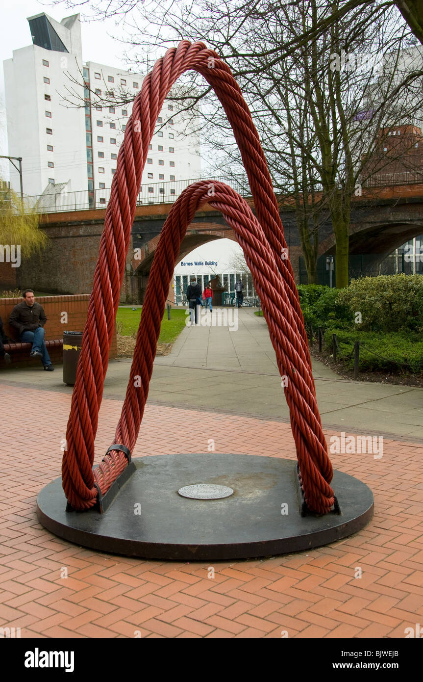 La tecnologia Arch, una scultura da Axel Wolkenhauer. UMIST campus, Manchester, Inghilterra, Regno Unito Foto Stock