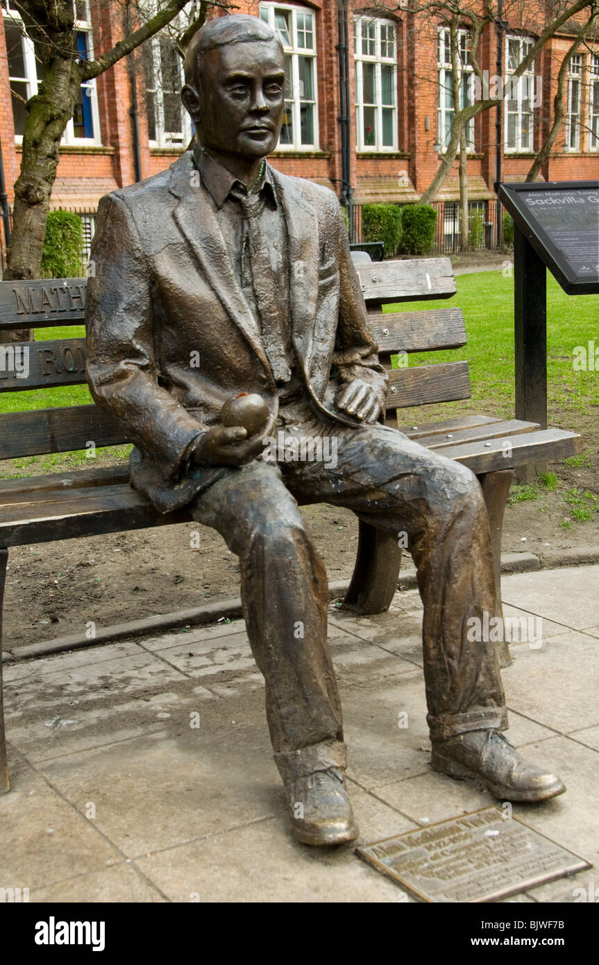 Statua di Alan Turing di Glyn Hughes. Sackville St. giardini, Manchester, Inghilterra, Regno Unito Foto Stock