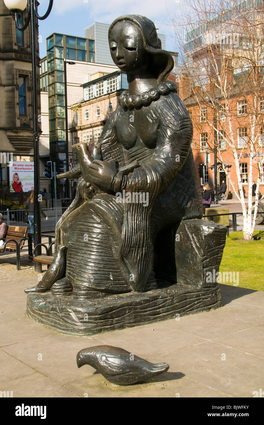 Messaggero di pace, una scultura da Barbara Pearson, Piazza San Pietro, Manchester, Inghilterra, Regno Unito Foto Stock