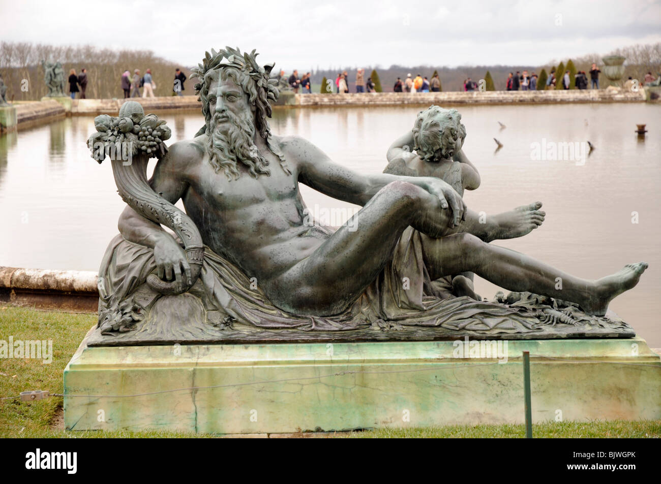 Uno dei quattro reclining statue in bronzo che rappresentano i fiumi della Francia: La Loire da Regnaudin, Palazzo di Versailles, Parigi, Francia Foto Stock