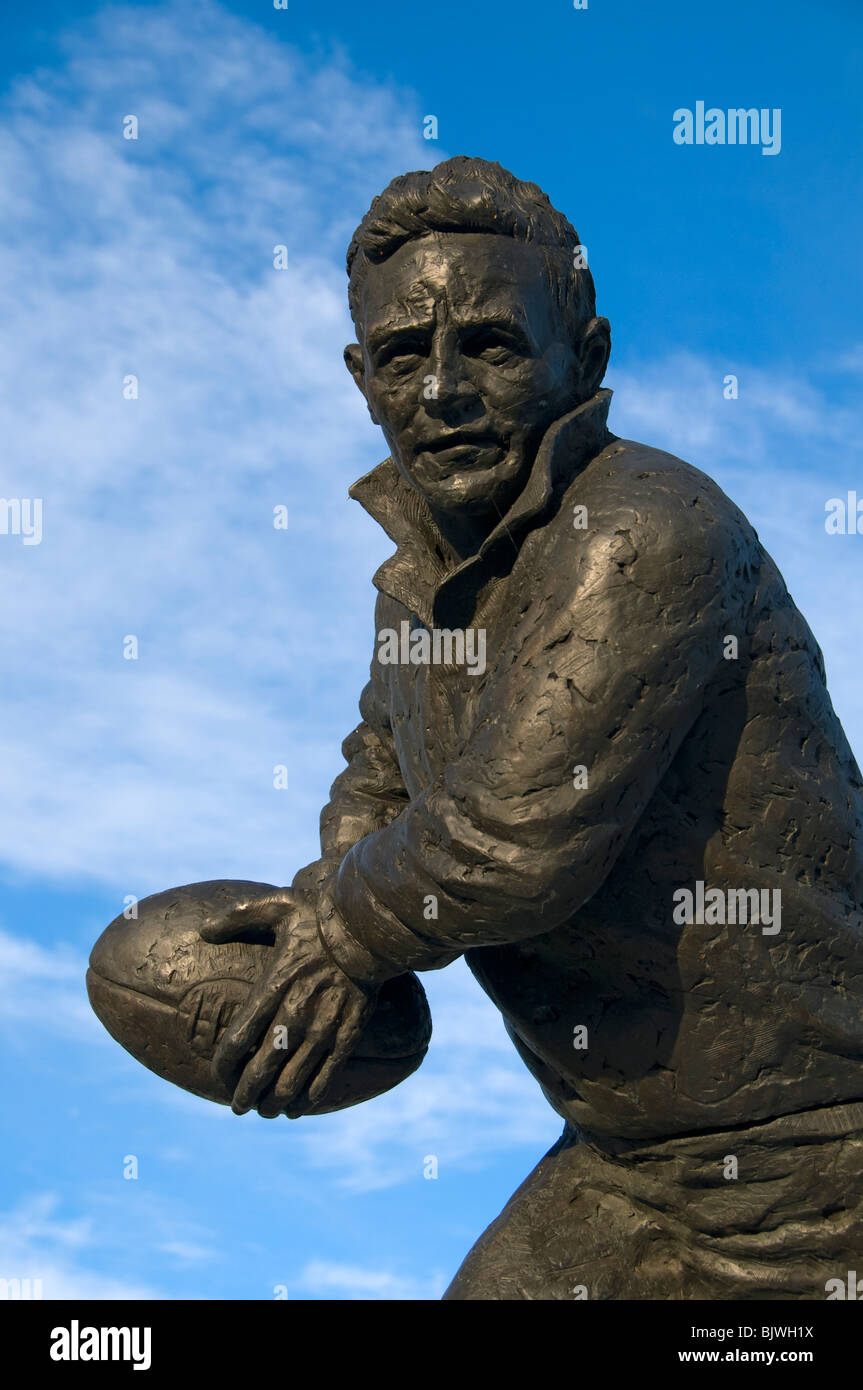 Scultura di Eric Evans MBE, ex Inghilterra rugby capitano della squadra, Audenshaw, Tameside, Greater Manchester, Inghilterra, Regno Unito Foto Stock