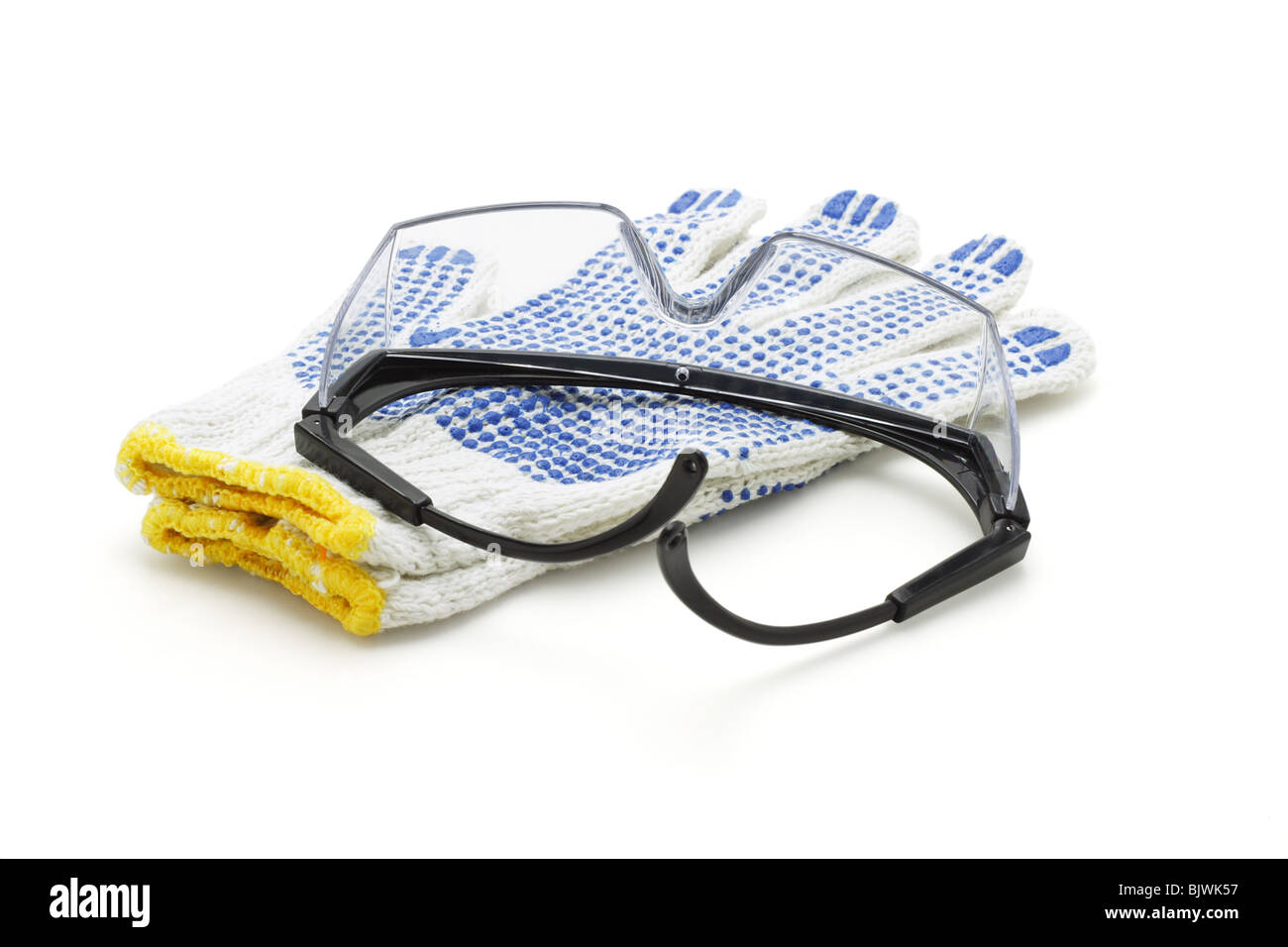 Occhiali di sicurezza e guanti di cotone su sfondo bianco Foto Stock
