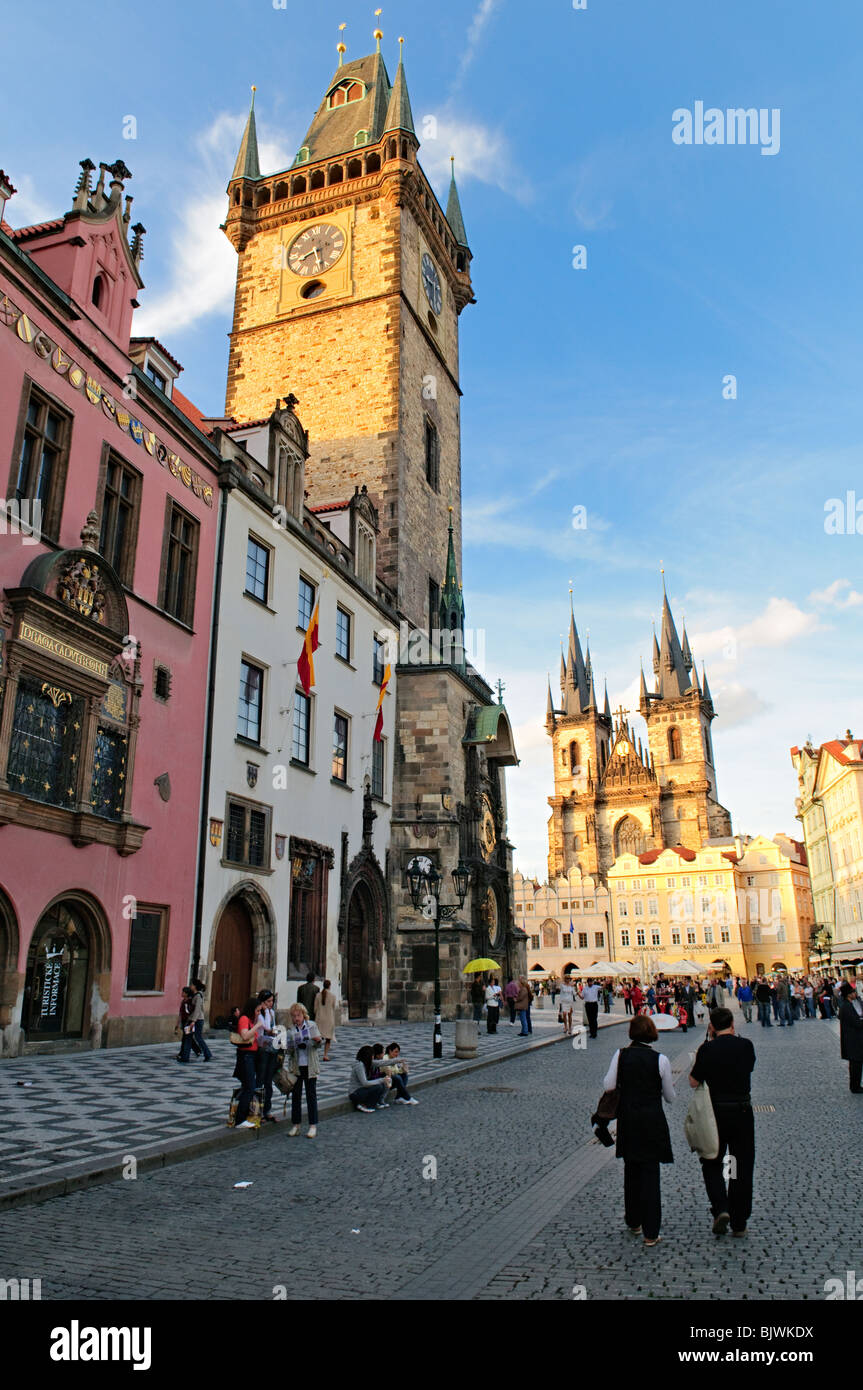 Il vecchio municipio e la Chiesa di nostra Signora prima di Tyn nella Piazza della città Vecchia di Praga // PRAGA, Repubblica Ceca: La torre gotica del Municipio Vecchia (Staroměstská radnice) e la Chiesa di nostra Signora prima di Týn (Chrám Matky Boží před Týnem) si innalzano sopra la Piazza della città Vecchia di Praga. Fondato nel 1338, il Municipio Vecchio presenta una torre di quasi 70 metri (230 piedi) che offre vedute panoramiche della città. La Chiesa di nostra Signora prima di Týn è un monumento gotico del XIV secolo le cui guglie sono una caratteristica distintiva dello skyline di Praga. La piazza, nota come Staroměstské náměstí, è servita come principale spazio pubblico della città Foto Stock Il vecchio municipio e la Chiesa di nostra Signora prima di Tyn nella Piazza della città Vecchia di Praga // PRAGA, Repubblica Ceca: La torre gotica del Municipio Vecchia (Staroměstská radnice) e la Chiesa di nostra Signora prima di Týn (Chrám Matky Boží před Týnem) si innalzano sopra la Piazza della città Vecchia di Praga. Fondato nel 1338, il Municipio Vecchio presenta una torre di quasi 70 metri (230 piedi) che offre vedute panoramiche della città. La Chiesa di nostra Signora prima di Týn è un monumento gotico del XIV secolo le cui guglie sono una caratteristica distintiva dello skyline di Praga. La piazza, nota come Staroměstské náměstí, è servita come principale spazio pubblico della città Foto Stock