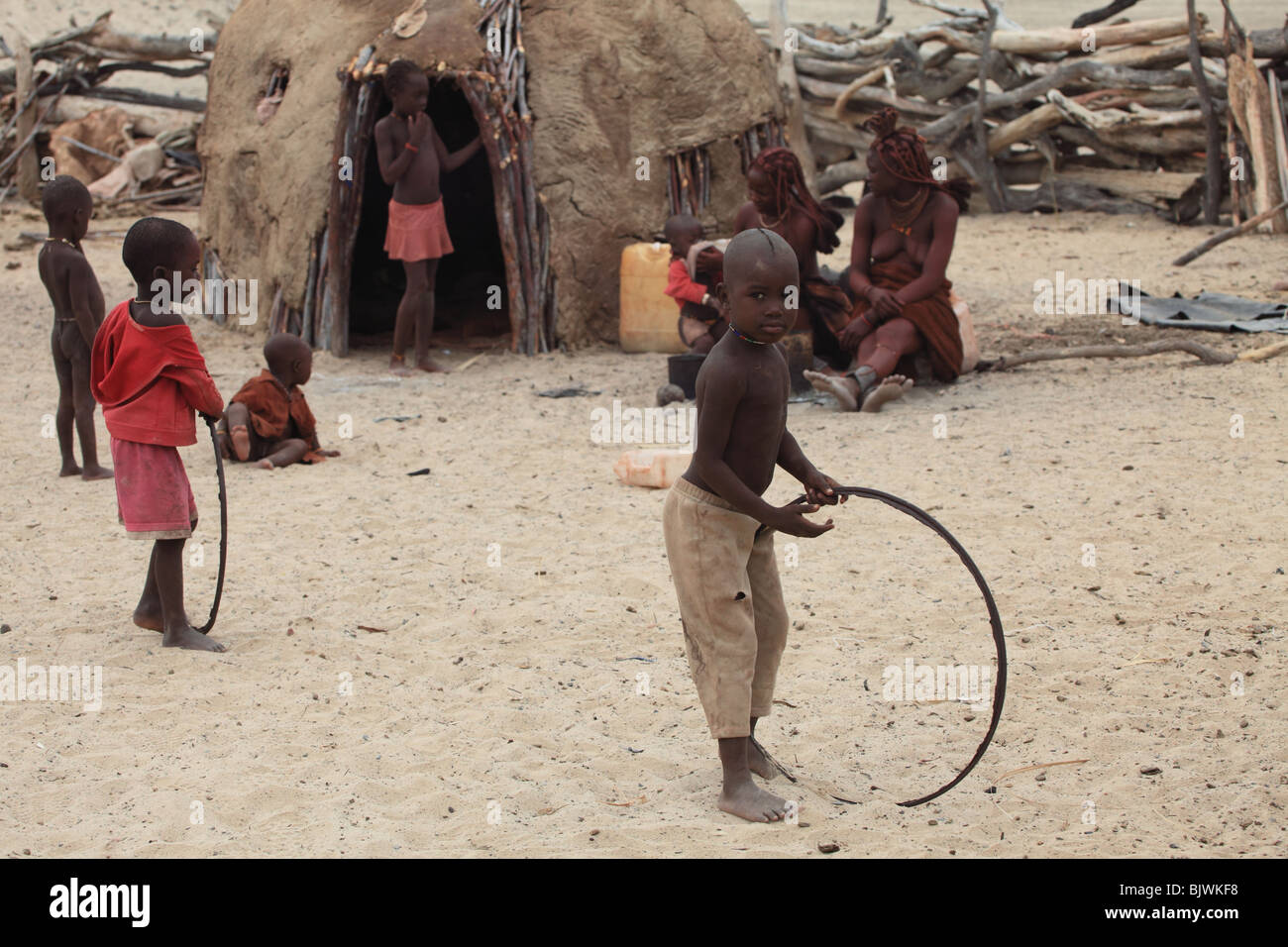 Tribal Himba i bambini del villaggio Palying Foto Stock