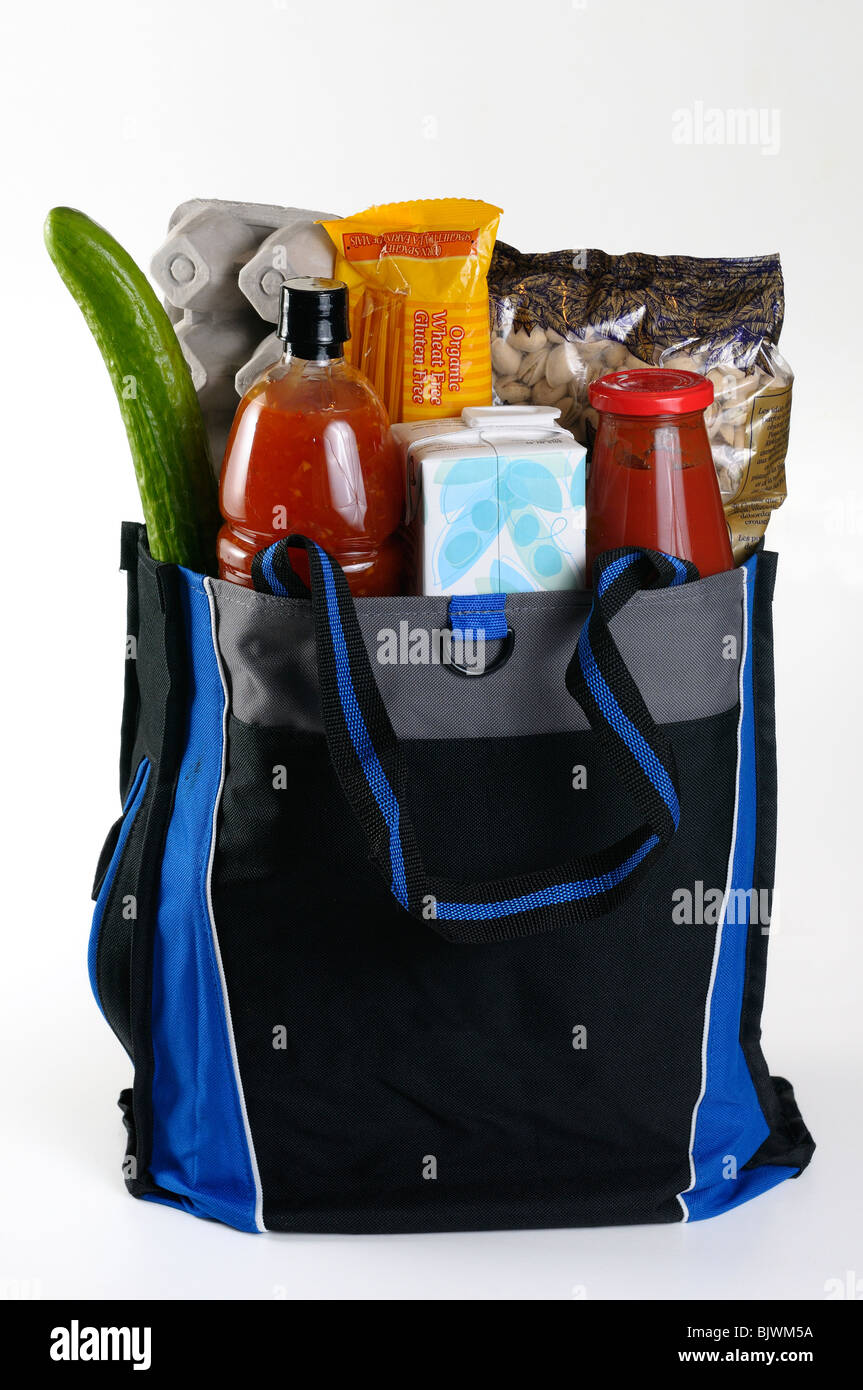 Drogheria riutilizzabili sacchetto riempito con il cibo dal fruttivendolo viaggio di shopping Foto Stock