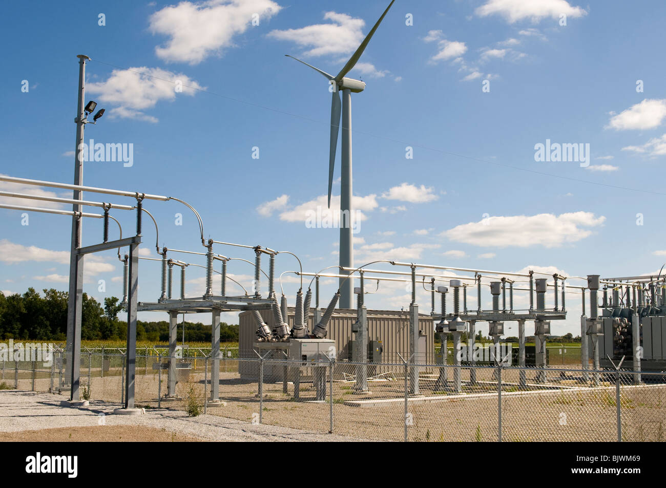 Mulino a vento mulino generare generatore di generazione di equilibrio il conservatorismo conservare ecosistema ecologia ambiente ambientali Amb. Foto Stock