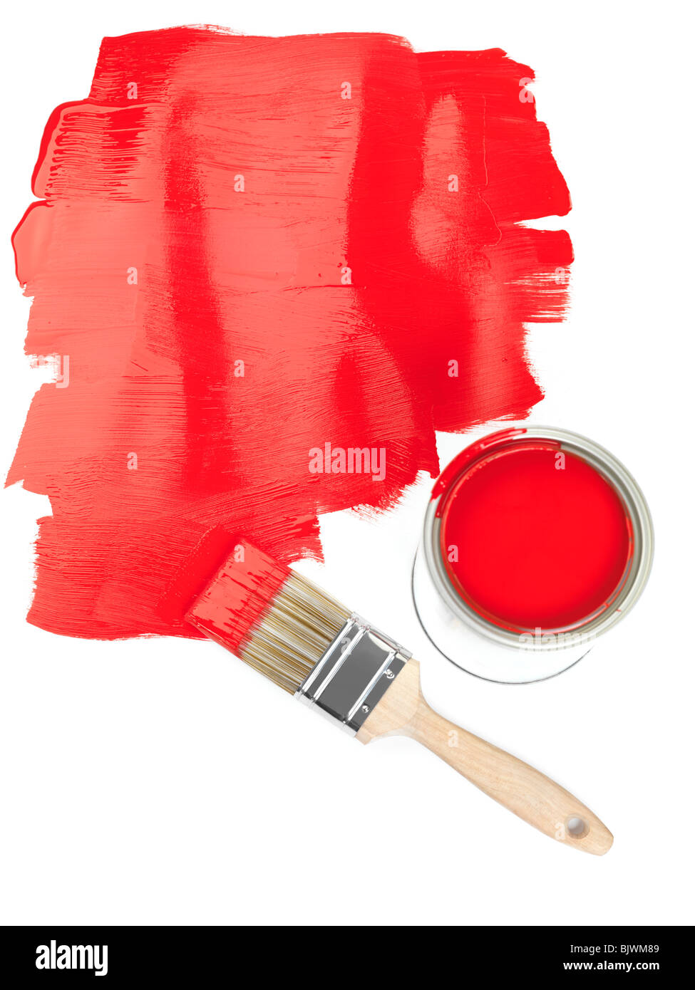 La vernice rossa copyspace e un pennello con una latta di vernice su sfondo bianco Foto Stock