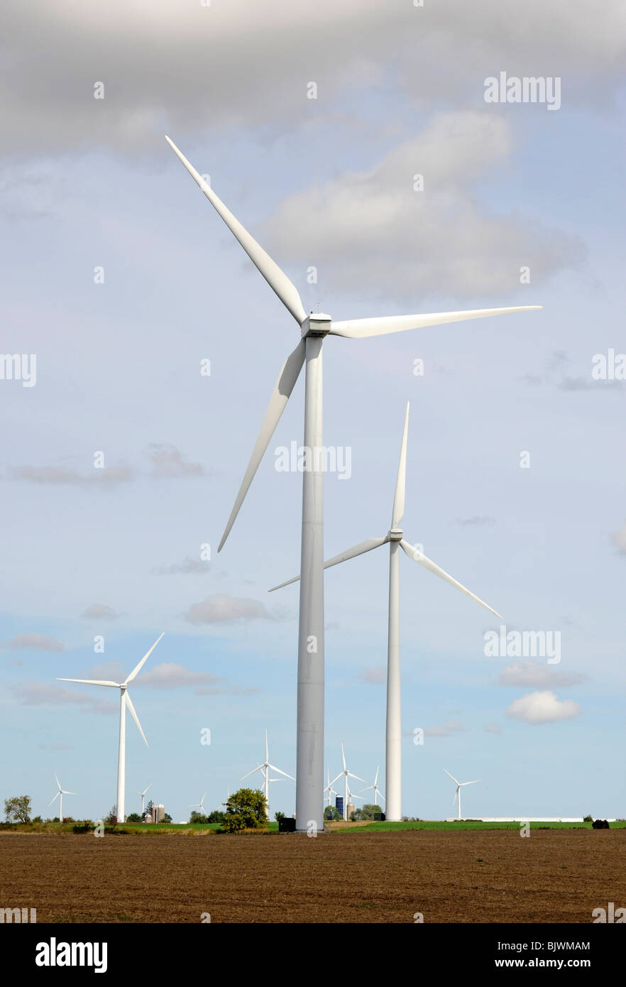 Mulino a vento mulino generare generatore di generazione di equilibrio il conservatorismo conservare ecosistema ecologia ambiente ambientali Amb. Foto Stock