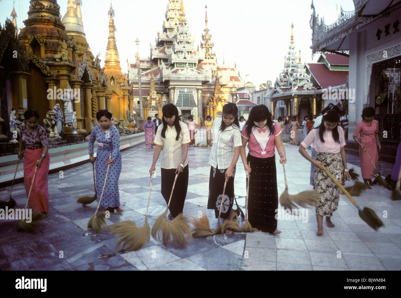 Un gruppo di donne birmane spazzare i pavimenti di marmo alla Shwedagon pagoda a Rangoon o Yangon, Birmania o Myanmar. Foto Stock