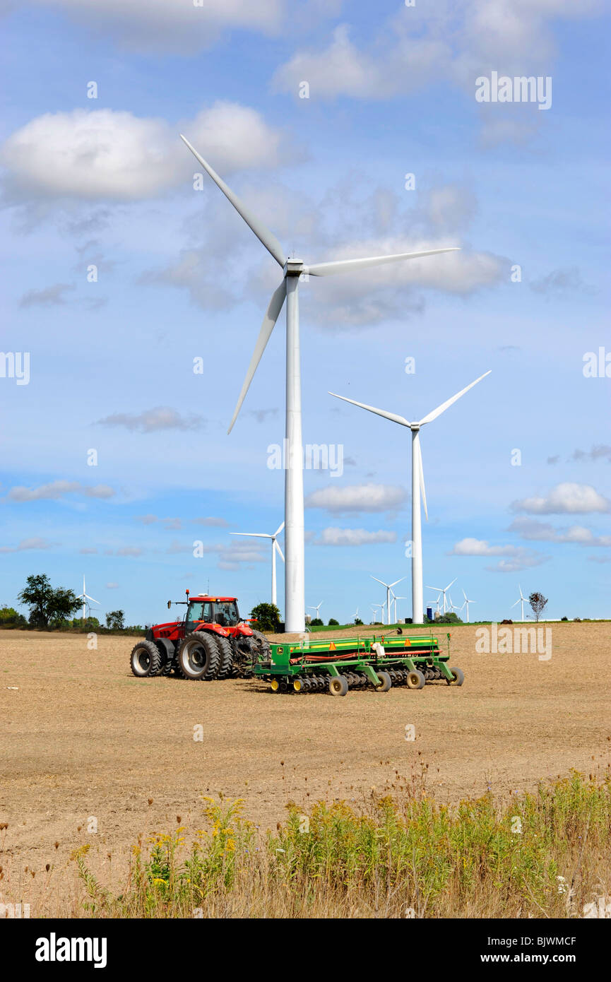 Mulino a vento mulino generare generatore di generazione di equilibrio il conservatorismo conservare ecosistema ecologia ambiente ambientali Amb. Foto Stock
