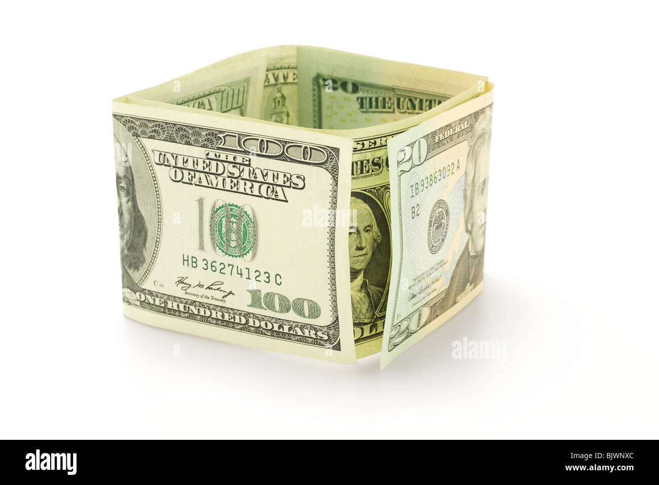 US Dollar Bills disposti formando pareti racchiuso su sfondo bianco Foto Stock