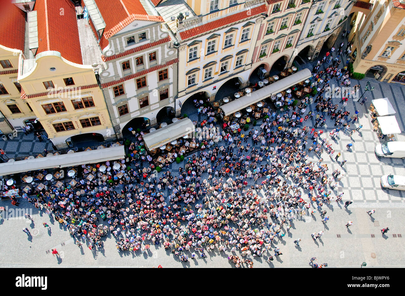 Praga, Repubblica Ceca - Vista aerea della folla di turisti a guardare lo storico Orologio Astronomico rintocchi sull'ora Foto Stock