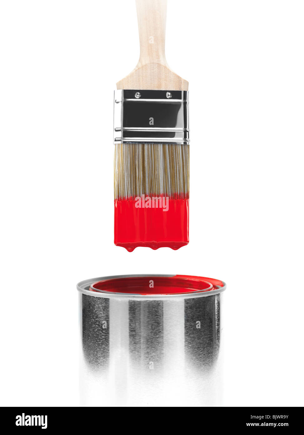 Pennello immerso in vernice rossa isolato su sfondo bianco Foto Stock