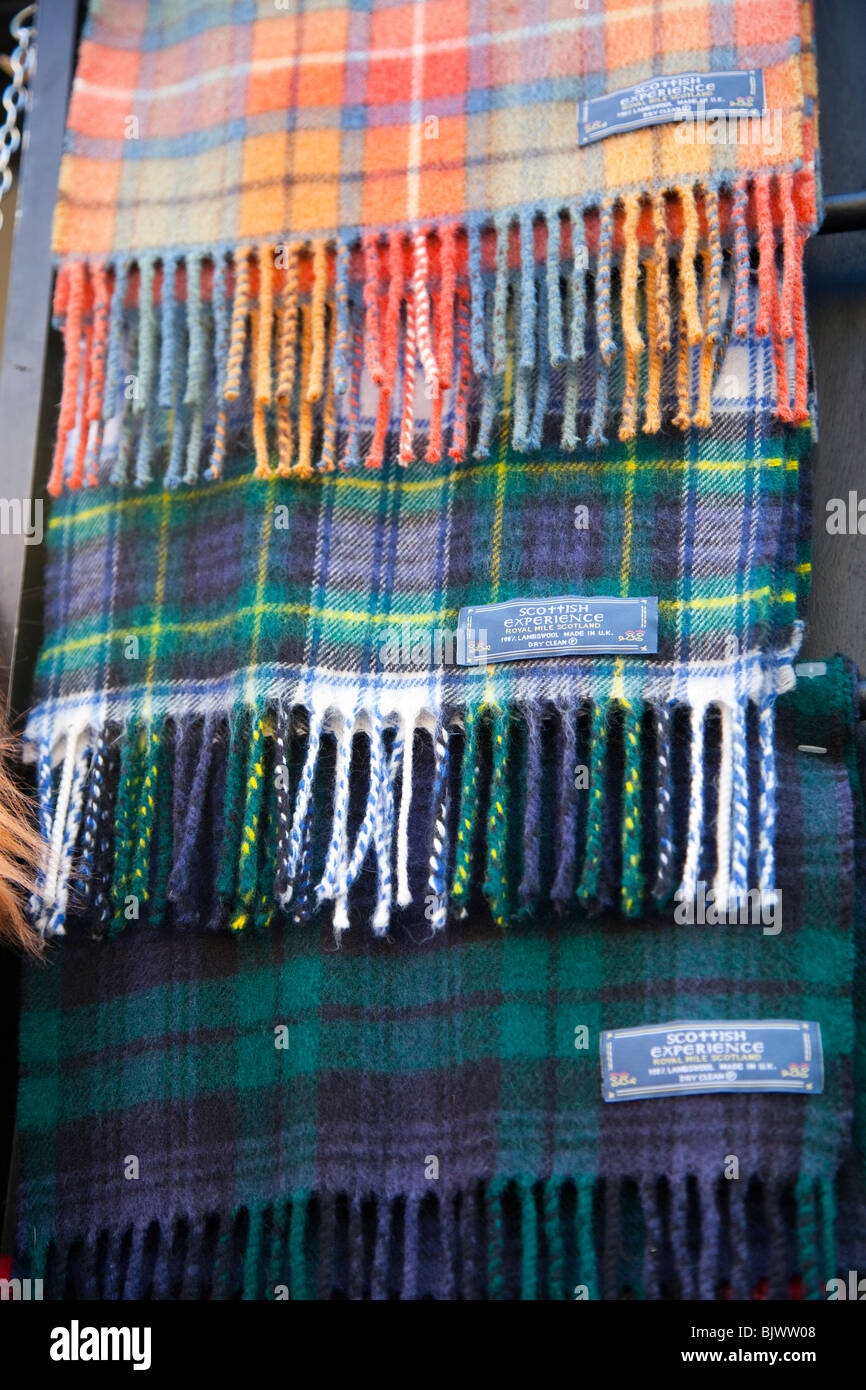 Sciarpe in tessuto di tartan, Edimburgo, Scozia Foto Stock