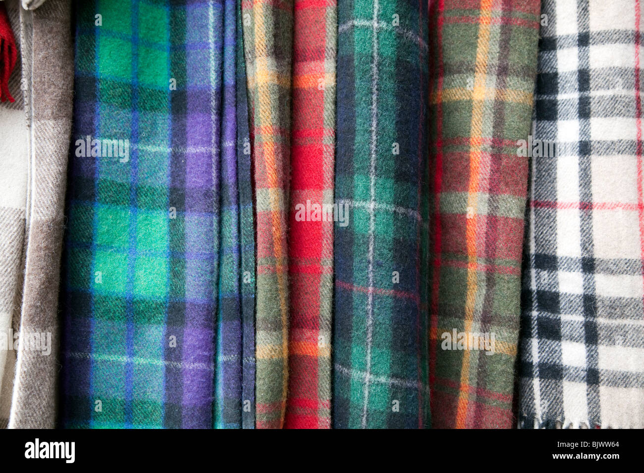 Sciarpe in tessuto di tartan, Edimburgo, Scozia Foto Stock