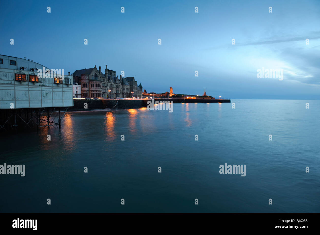 Aberystwyth University, castello promenade e il mare di notte, una lunga esposizione immagine, Wales UK Foto Stock