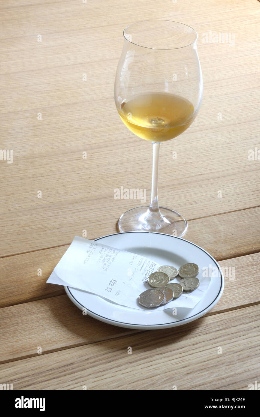 Una punta a sinistra su un piatto in un ristorante. Foto Stock
