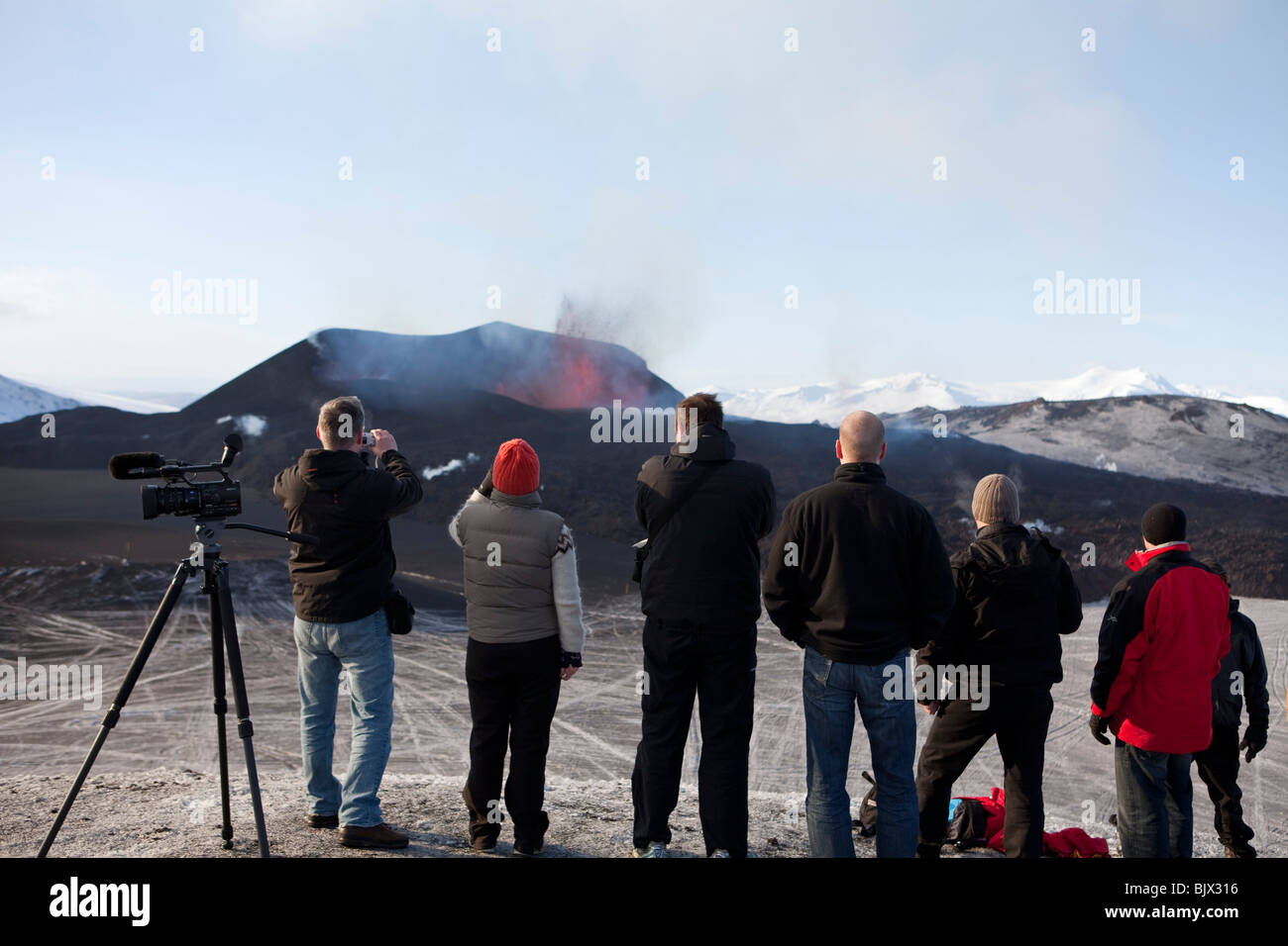 Gruppo di persone che guardano il vulcanico eruptionat Fimmvorduhals in Eyjafjallajokull, Islanda - Foto Stock