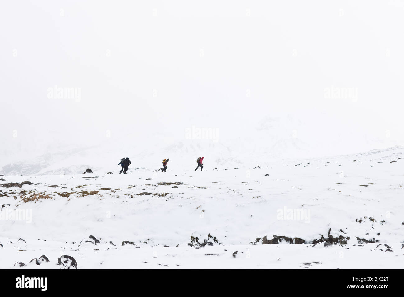 Gli escursionisti a piedi verso l'area vulcanica in Eyjafjallajokull, Islanda - Foto Stock