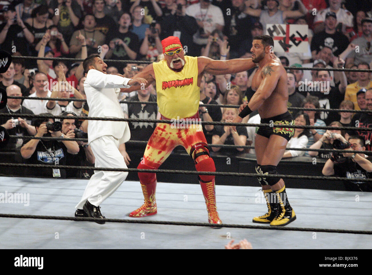 DAIVARI Hulk Hogan & MUHAMMAD HASSAN WRESTLEMANIA 21 VA HOLLYWOOD STAPLES Center di Los Angeles USA 03 Aprile 2005 Foto Stock