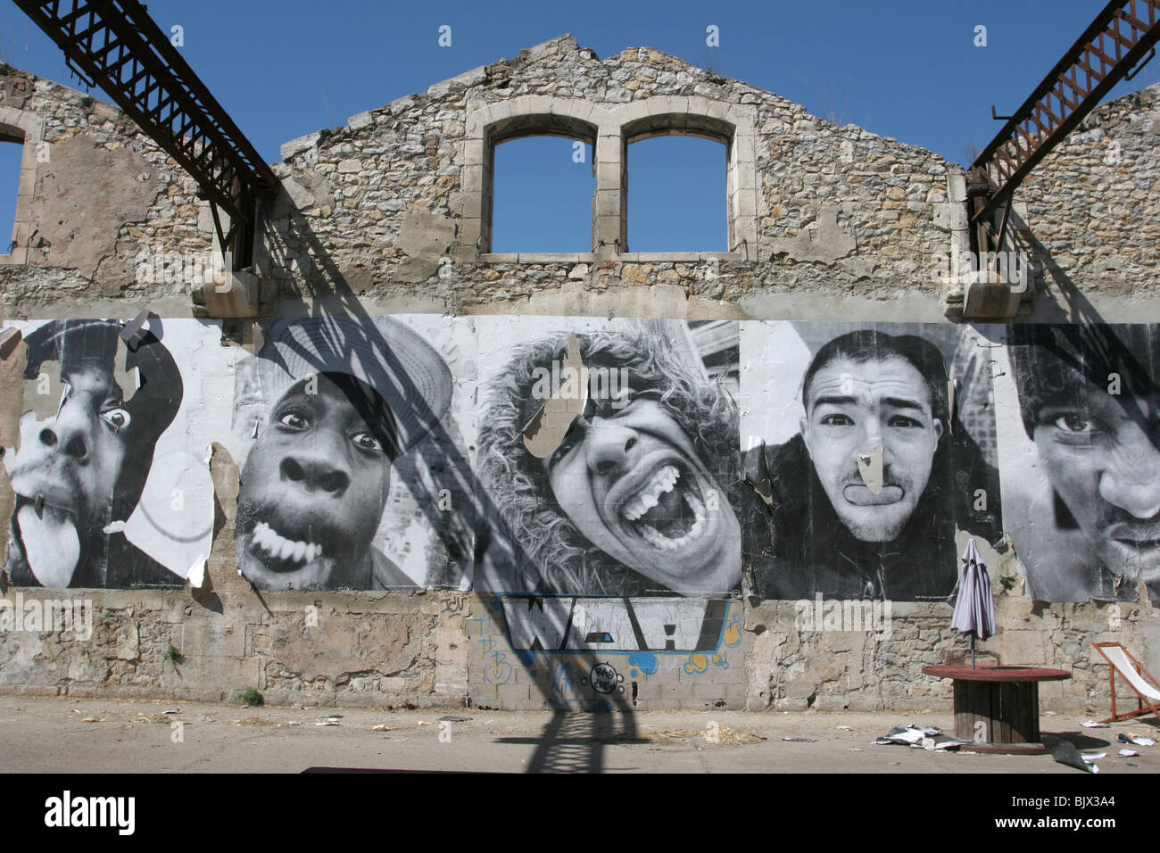 Fotografie di artista JR grazia le pareti di una ferrovia abbandonata edificio come parte di una mostra di fotografia di Arles, Francia Foto Stock