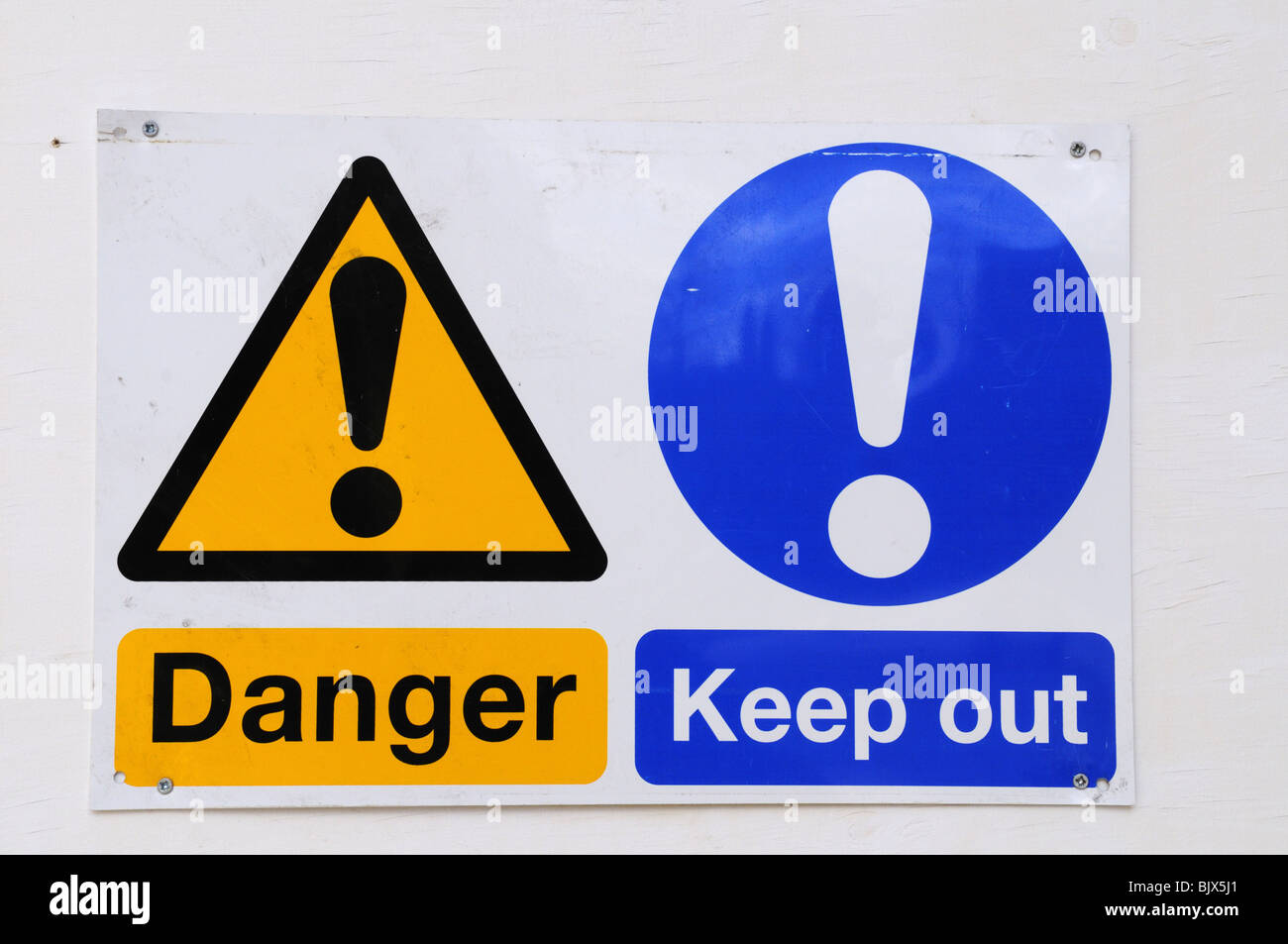 Pericolo Tenere fuori cartelli di avvertimento su un sito di costruzione Foto Stock