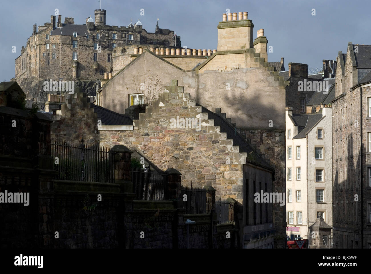 Il Castello di Edimburgo come visto dal di sotto, Edimburgo, Scozia Foto Stock