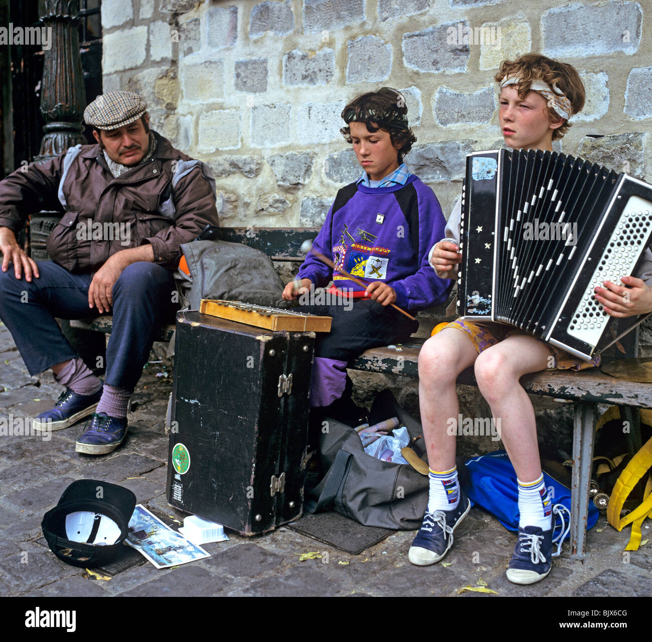 Musicista di strada Zingari Parigi Francia Europa Foto Stock