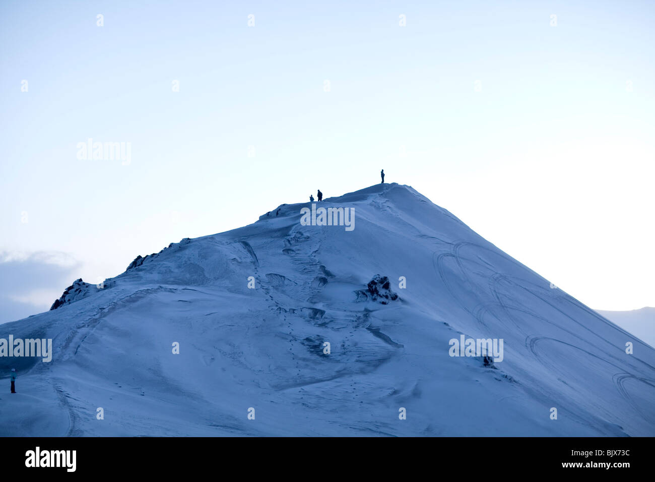 Persone in piedi sulla cima di una montagna, a tarda sera nelle Highlands di Islanda Foto Stock
