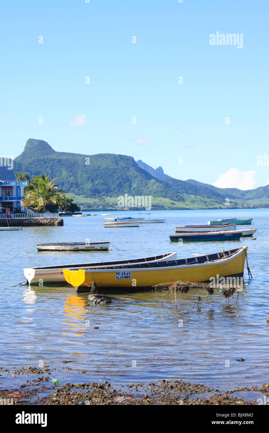Regione costiera, Mahebourg, a sud est di Mauritius, piccola barca denominata pirogue usate dai pescatori che vi vivono. Ben ha visitato Foto Stock