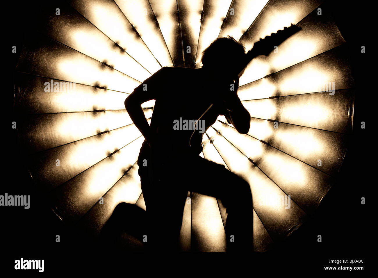 Silhouette di un musicista di fronte a uno studio di luce. Foto Stock