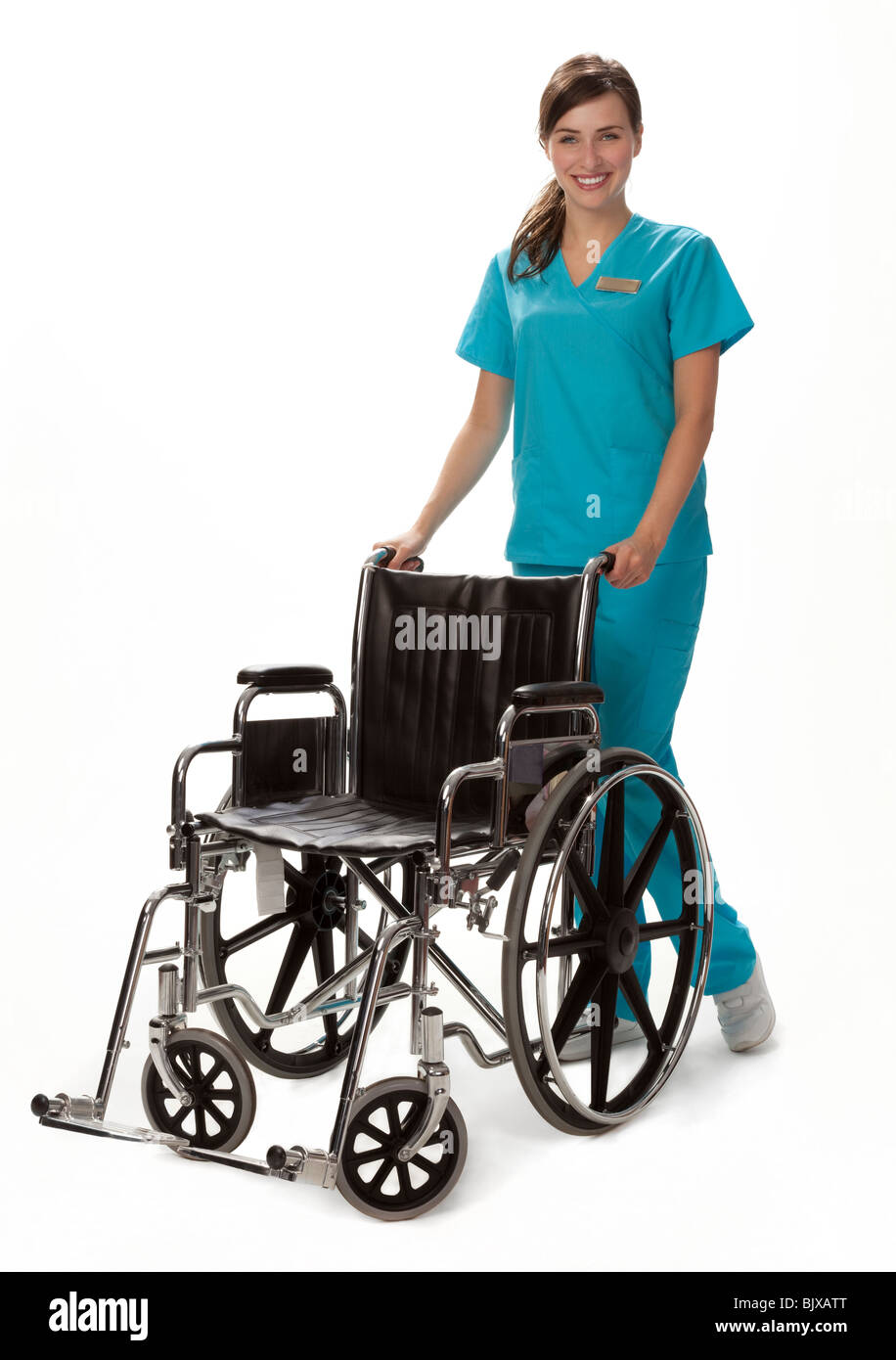 Studio foto femminili di lavoratore di cura di salute in piedi accanto a persone su sedia a rotelle. Sfondo bianco. Foto Stock