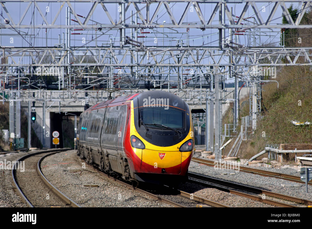 Vergine treno pendolino a Tamworth, Staffordshire, England, Regno Unito Foto Stock