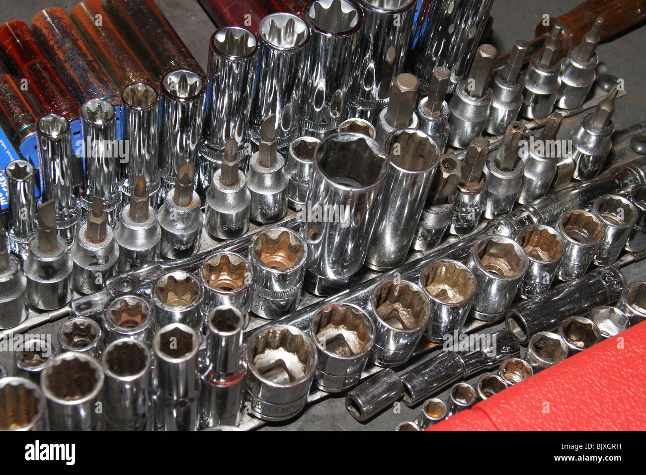 Set di prese in scatola pronto per l'uso in officina del motore. Foto Stock