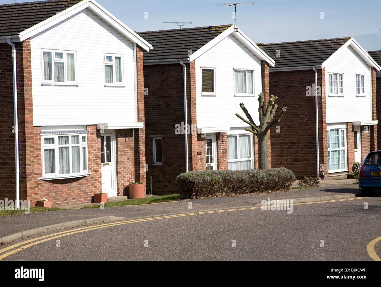 Alloggiamento moderno con doppio giallo linee, Wells Road, Colchester, Essex Foto Stock
