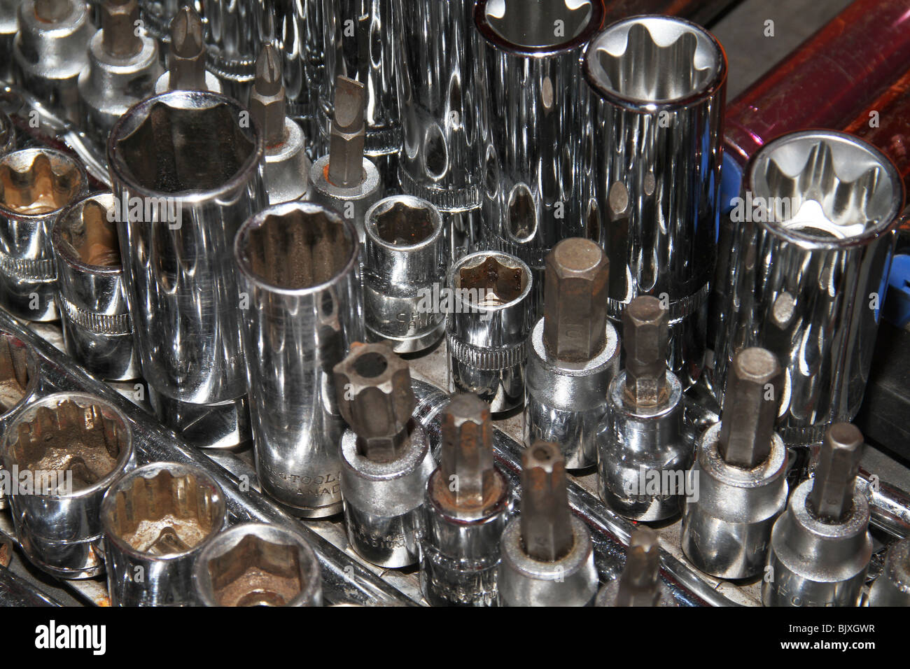 Set di prese in scatola pronto per l'uso in officina del motore. Foto Stock