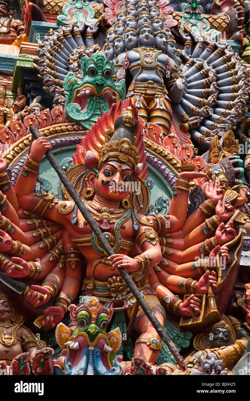 India, nello Stato del Tamil Nadu, Madurai, Sri Meenakshi Temple, restaurato recentemente west gopuram multi divinità armati Foto Stock