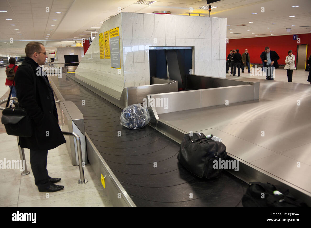 I passeggeri in attesa per i bagagli in aeroporto di Ruzyně Aeroporto, Repubblica Ceca Foto Stock