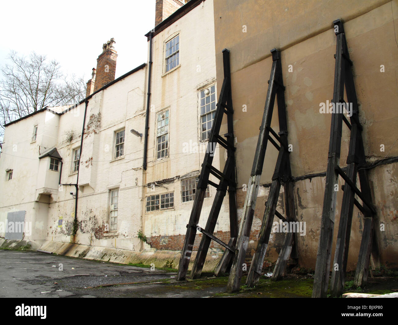 Supporti strutturali su un vecchio edificio in una città del Regno Unito. Foto Stock