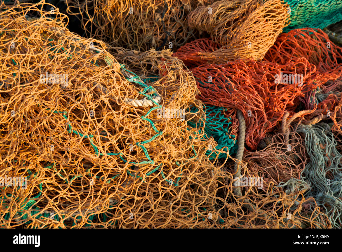 Aggrovigliato reti da pesca che giace nei pressi di gara di pesca Foto Stock