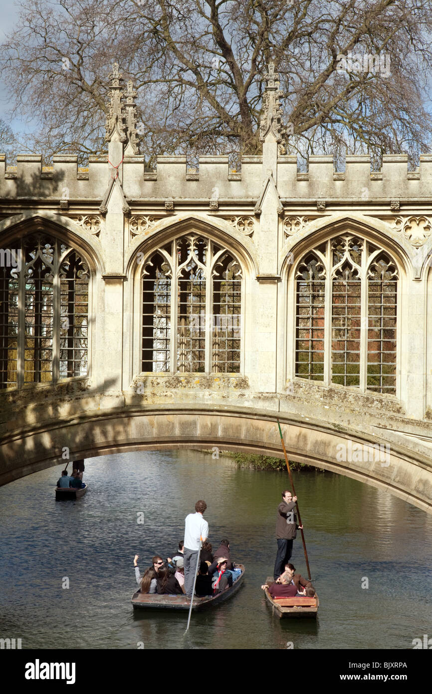 Punting presso il Ponte dei Sospiri, St Johns College di Cambridge University Regno Unito Foto Stock