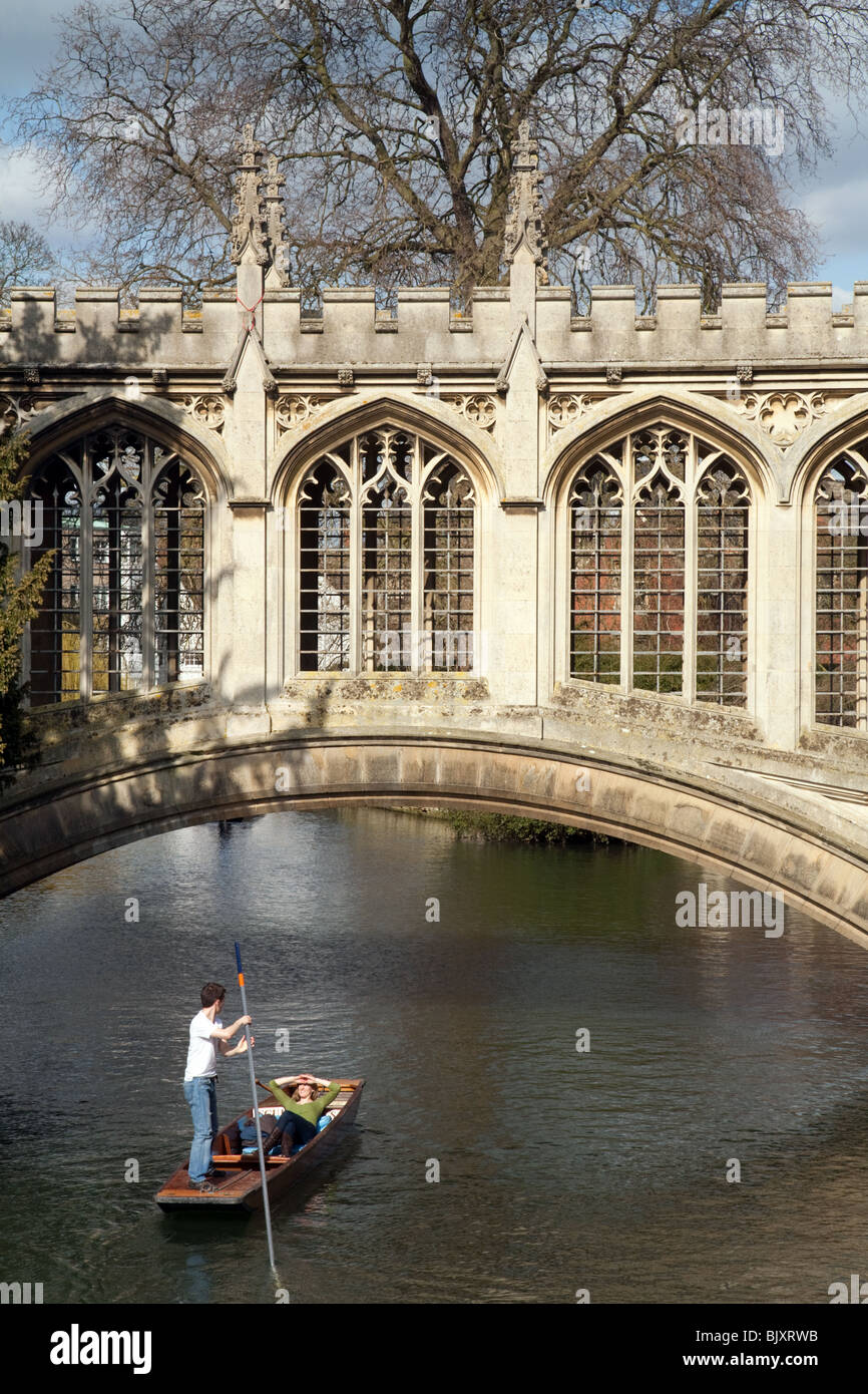 Punting presso il Ponte dei Sospiri, St Johns College di Cambridge University Regno Unito Foto Stock