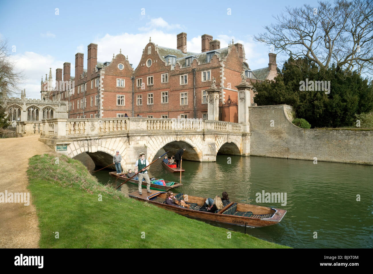 Punt che vanno sotto il ponte del St Johns College, St Johns College, Cambridge UK Foto Stock