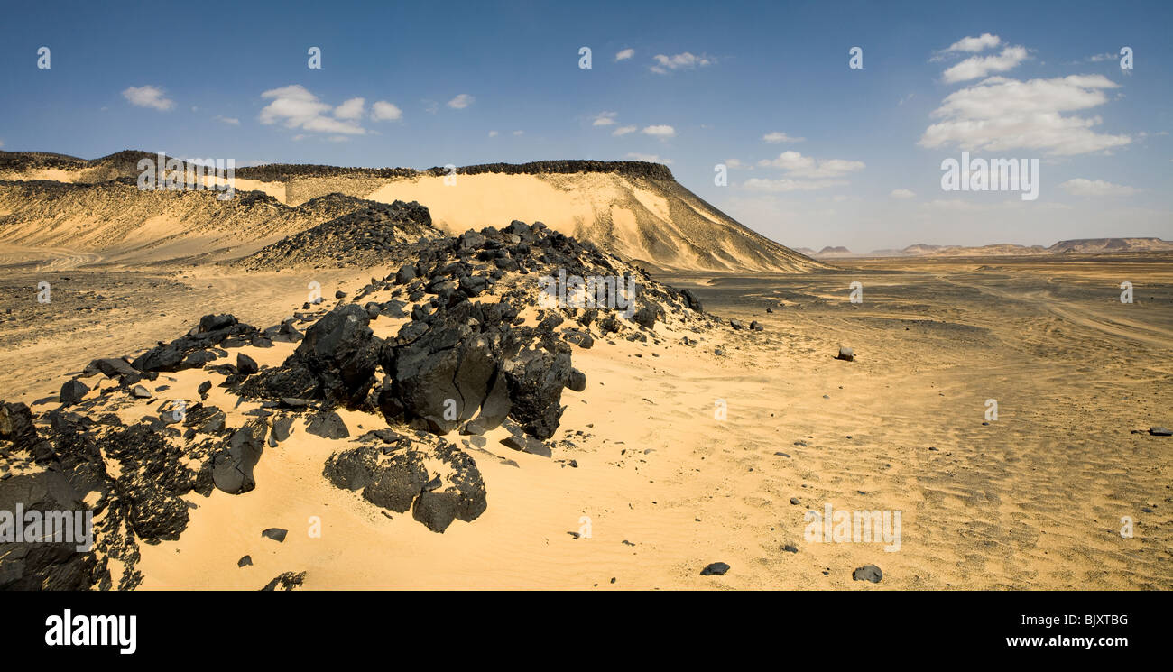 Sahara Suda, il nero Deserto vicino a Bahariya oasi,Western Desert, Egitto. Foto Stock