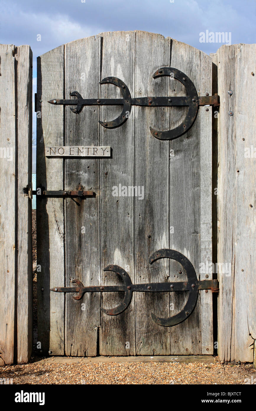 Robusti in legno antico cancello del giardino con nessun segno di entrata e grandi cerniere in ottone, Sussex England Regno Unito Foto Stock
