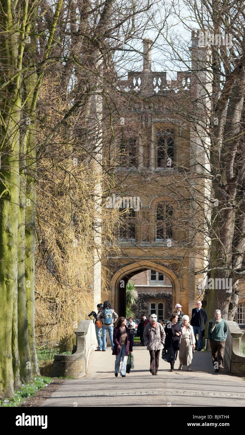 Turisti attraversando il ponte, il Trinity College di Cambridge University di Cambridge, Regno Unito Foto Stock