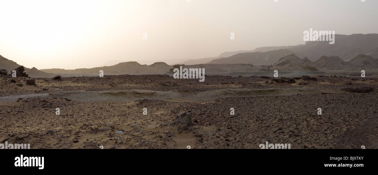 Tramonto riprese panoramiche di Yardangs e la scarpata a Dakhla Oasis, Egitto, Africa Foto Stock